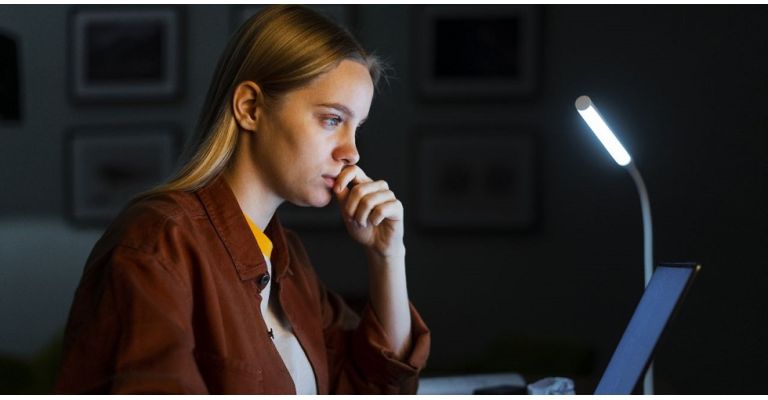 РАБОТА ПРИ СВЕЧАХ: КАК СОХРАНИТЬ ЗРЕНИЕ?