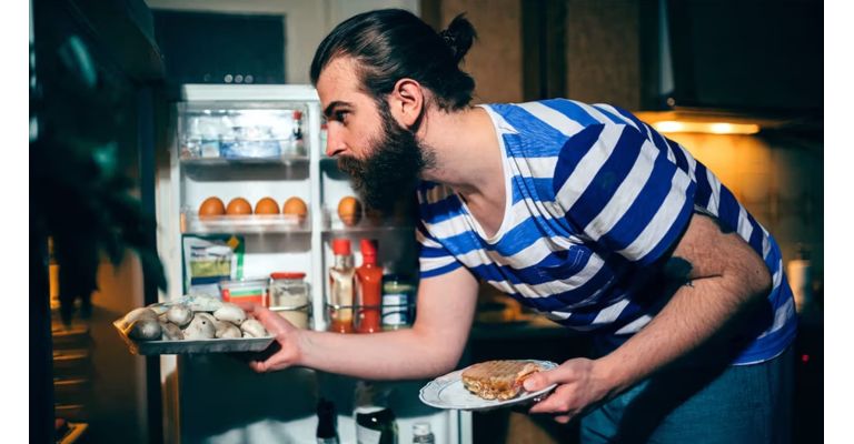 Їсти чи не їсти перед сном: що кажуть лікарі та наука
